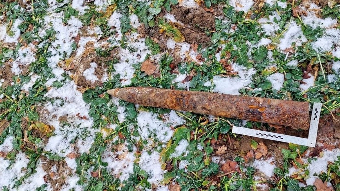 Rolnik znalazł niewybuch na swoim polu 