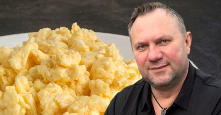 Kremowa jajecznica Strzelczyka. Wystarczy drobna zmiana i smakuje jak z restauracji