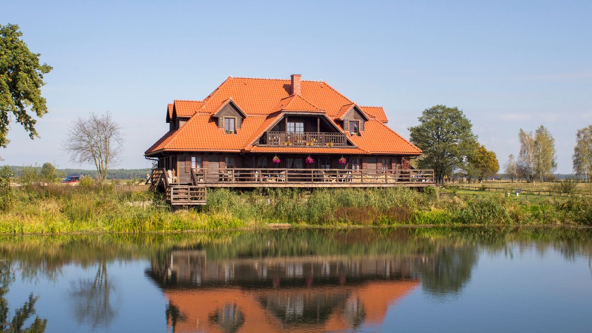 dom, woda, jezioro, rzeka, architektura, budynek, dach, drewniany, dyl, folwark, hous, miasto, miejski, niebo, ogród, ogródek, okna, rezydencja, stary, szalówka, taras, widok, willa, z dyla, zielony, odbicie