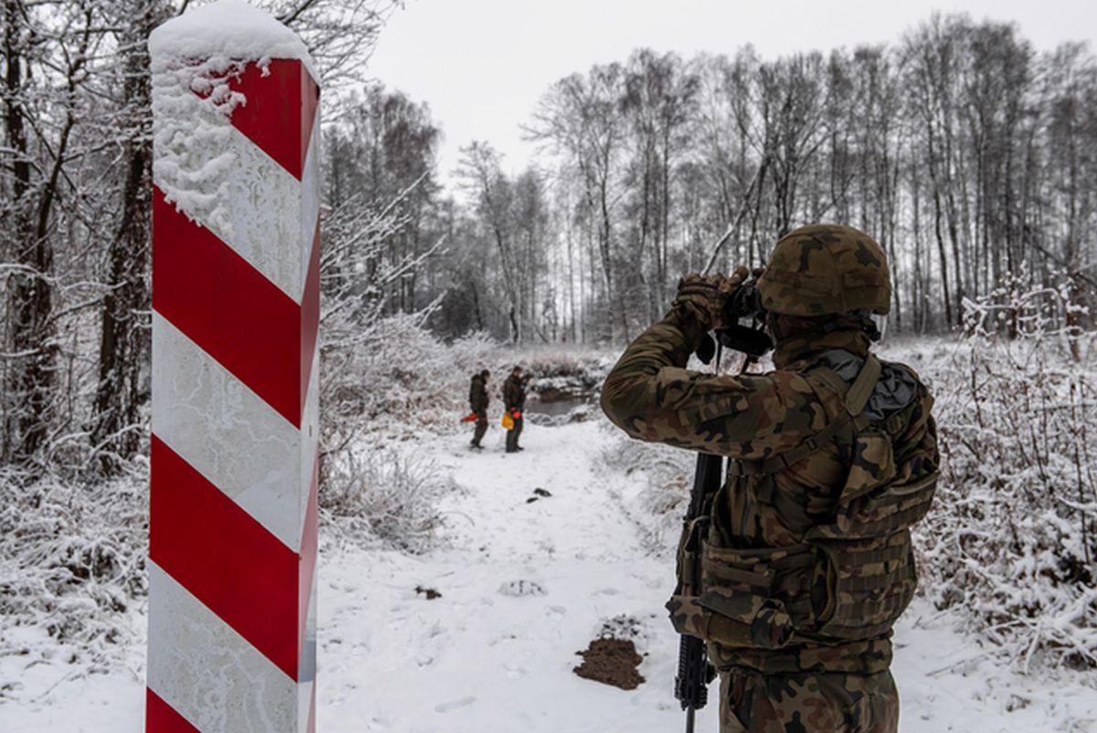 Rzecznik podlaskiej policji Tomasz Krupa poinformował, że ciało znaleźli żołnierze w odległości około 9 km od granicy polsko-białoruskiej. (PAP, Wojtek Jargiło)