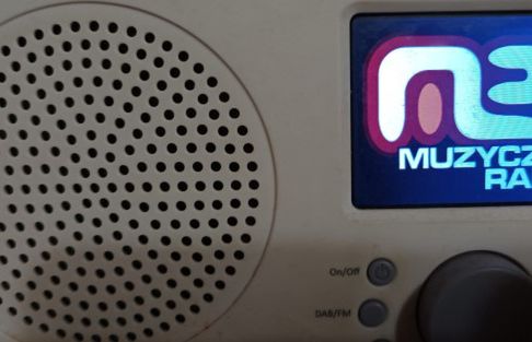 Jedynie 44 tys. Polaków słucha radia przez DAB+. Dlaczego stacje inwestują w testy?