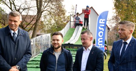 Na terenie szkoły powstała skocznia. Otworzył ją Adam Małysz