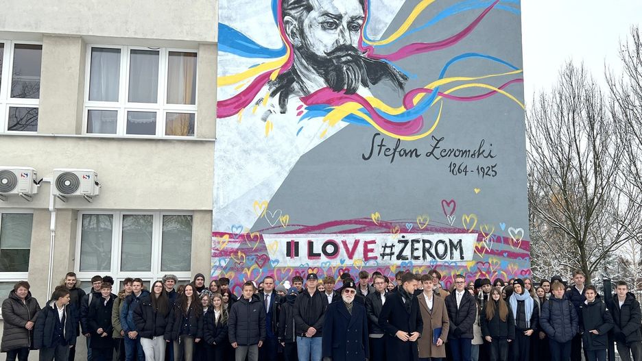 Nowy mural z wizerunkiem Stefana Żeromskiego pojawił się na szkolnych murach Uniwersyteckiego II LO w Dąbrowie Górniczej