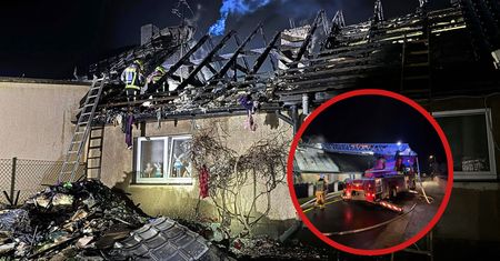 Z ogniem walczyło 14 zastępów straży pożarnej. Dwie rodziny straciły dach nad głową