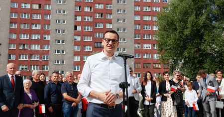 PiS: "Blok z wielkiej płyty jest jak Polska". Kulisy nowego pomysłu sztabu. Opozycja o "odgrzewanym kotlecie"