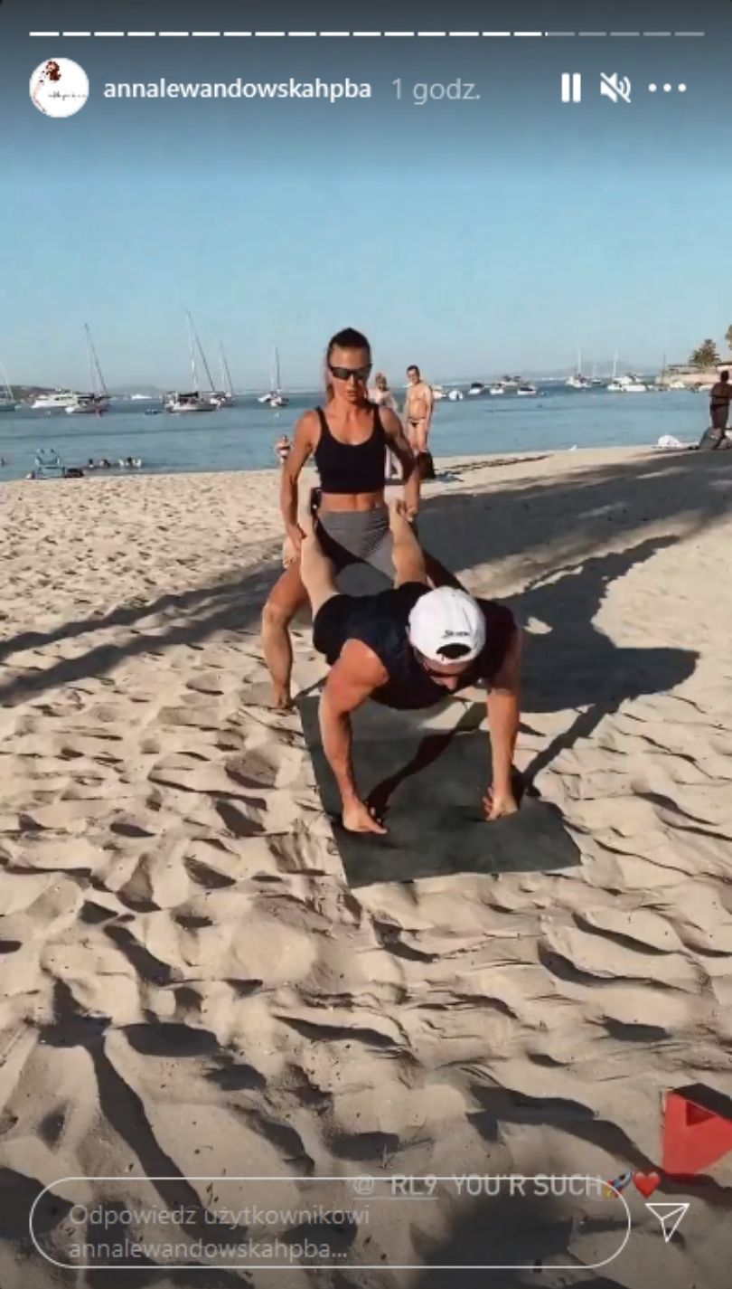 Anna i Robert Lewandowscy trenują na plaży w towarzystwie córek