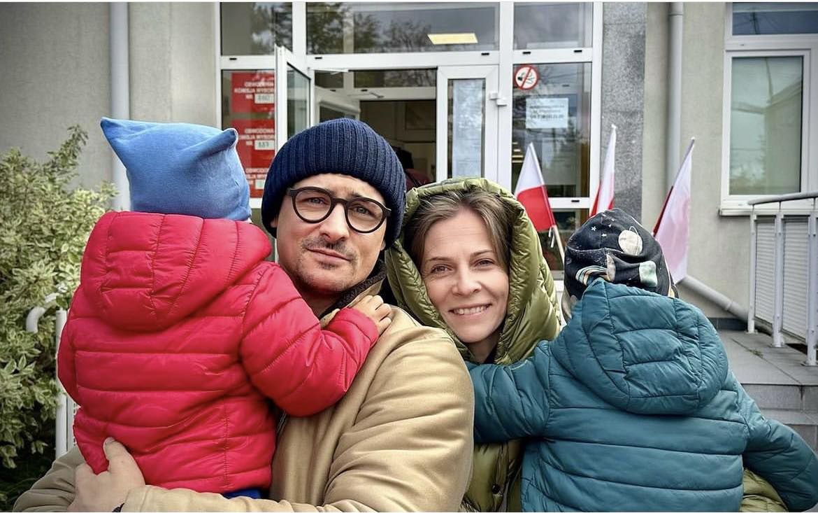 Mateusz Damięcki pisze o "bólu bycia Polakiem", a internauta kpi z jego "looku NA UCHODŹCĘ"