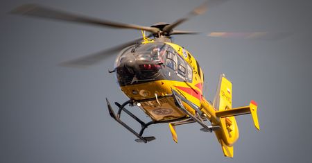 Chciał przejść przez płot, nadział się na pręty. Dramat 56-latka