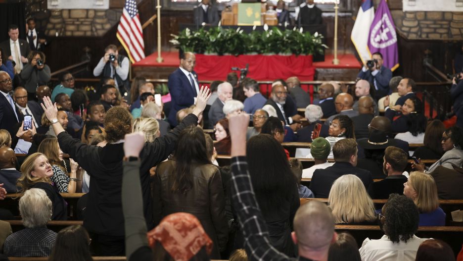 Pro-Palestinian protestors against Israel's military campaign in Gaza disrupt a speech by US President Joe Biden during a campaign event at Mother Emanuel AME Church in Charleston, South Carolina, USA, 08 January 2024. The church was the site of the 2015 deadly mass shooting in which nine black church members were killed by a white gunman. EPA/ERIK S. LESSER Dostawca: PAP/EPA.