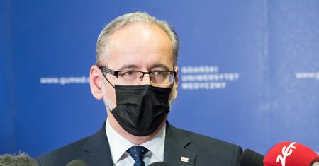 "Maseczki na cmentarzach". Minister stawia na reżim sanitarny, bo źle nas opisali amerykańcy naukowcy