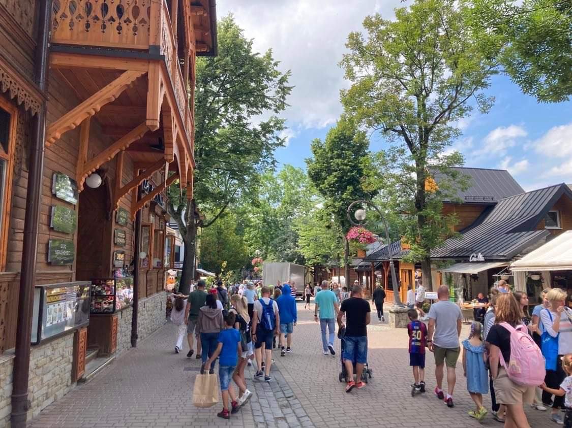 Zakopane co roku odwiedzane jest przez turystów z całego kraju, a nawet z zagranicy 