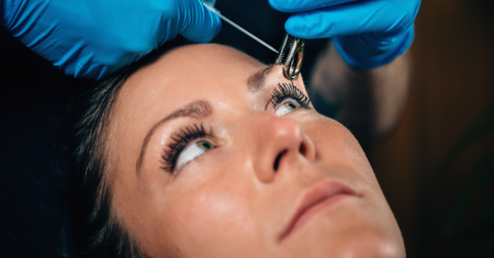 Piercing brwi (kolczyk w brwi) - charakterystyka, style, proces przekłuwania, możliwe ryzyka i komplikacje