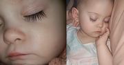 Roczna dziewczynka z niesamowicie długimi rzęsami. Jej mama musiała się tłumaczyć, że nie są sztuczne