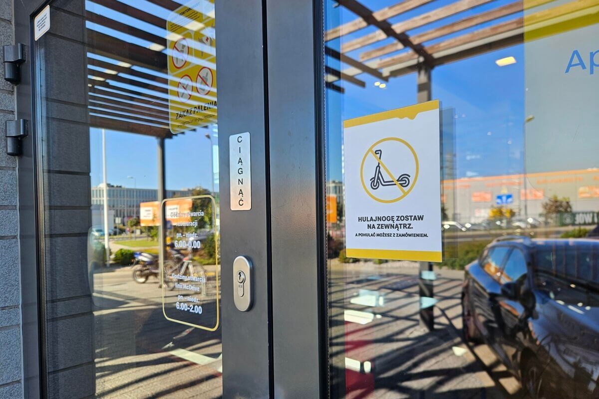 Zakaz wprowadzania hulajnóg do restauracji McDonalds
