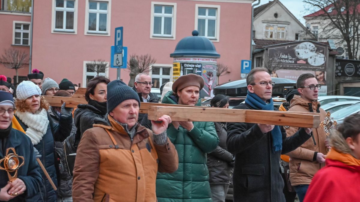 Droga Krzyżowa przypomina o męce Jezusa Chrystusa. Na zdj. droga