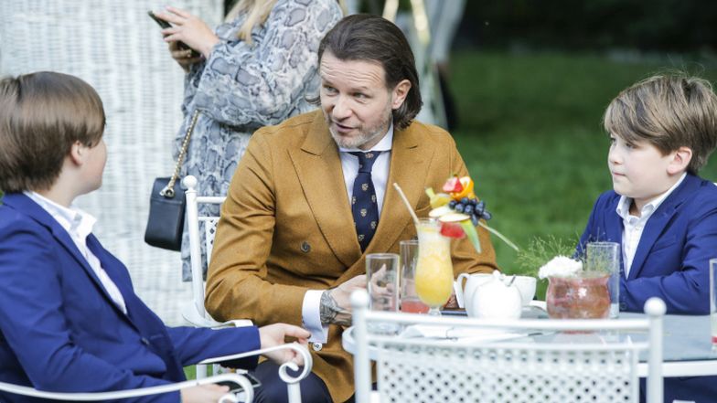 Radosław Majdan pogrążony w rozmowie z synami Małgorzaty Rozenek