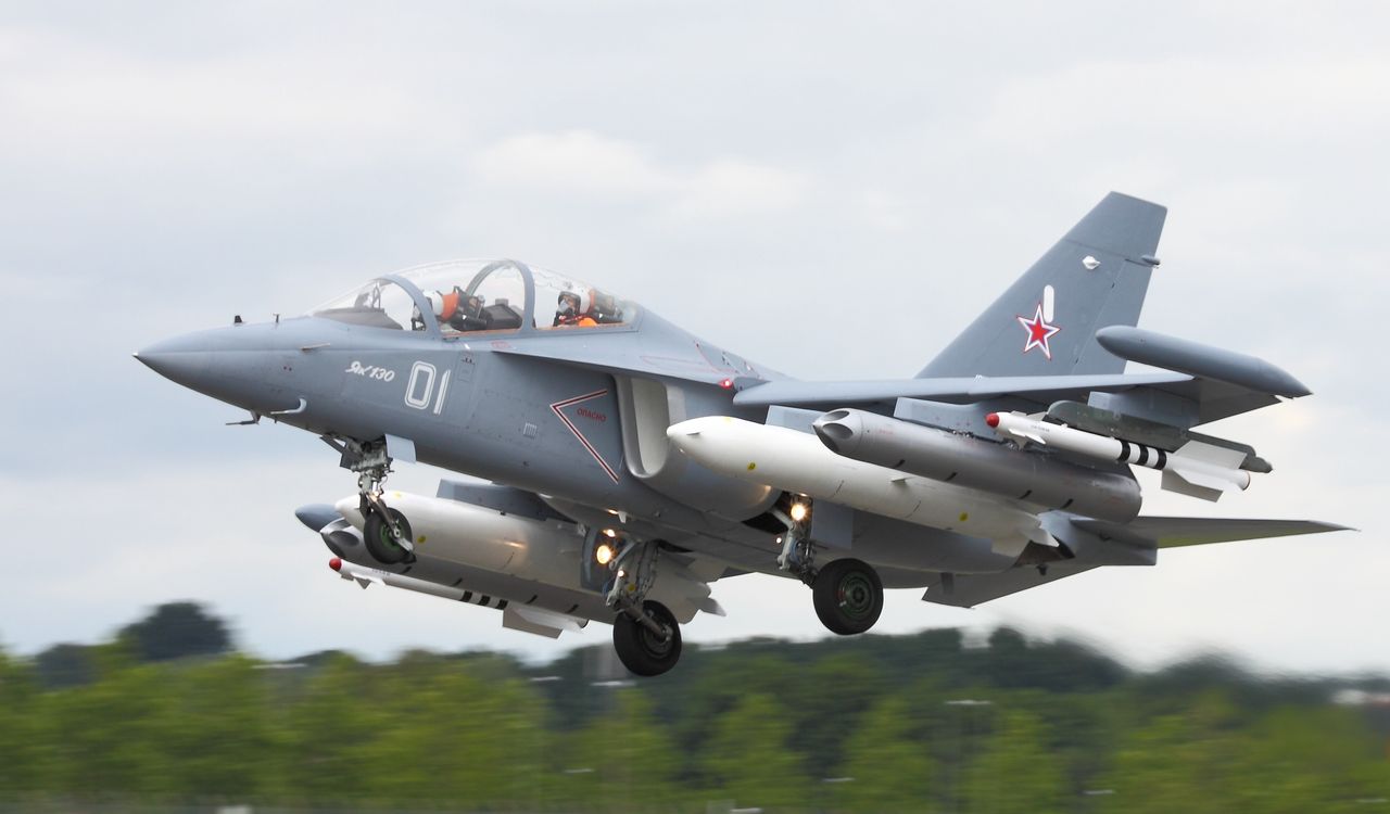 Na Białorusi rozbił się samolot wojskowy Jak-130. Piloci nie żyją - Jak-130