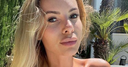 Janachowska bawi się w Dubaju. Włożyła "slip dress" z rozcięciem