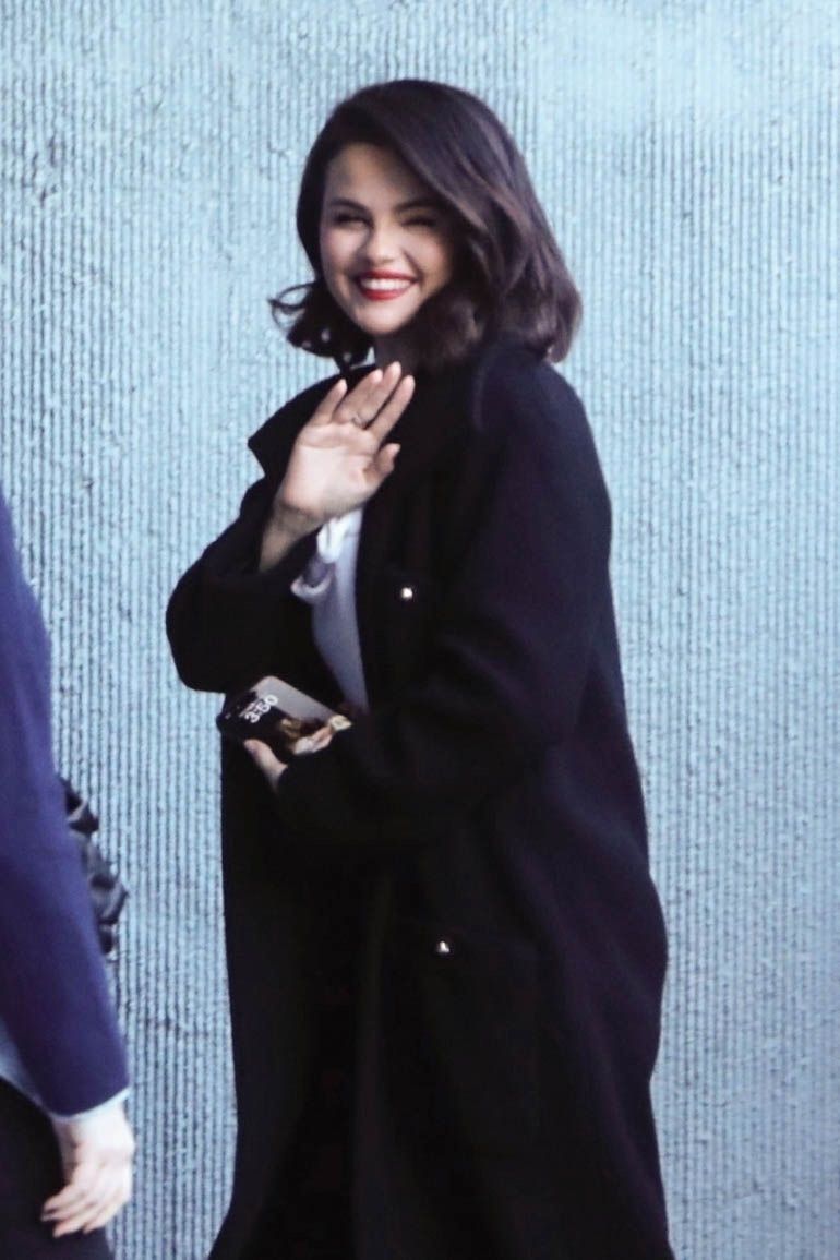 Selena Gomez wychodzi z kina bez pierścionka zaręczynowego