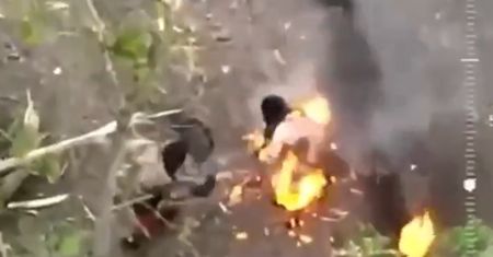 Rosjanin płonął jak pochodnia. Ukraińcy postanowili mu "pomóc"