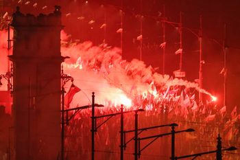 Odpalali race na Marszu Niepodległości. Policja publikuje wizerunki