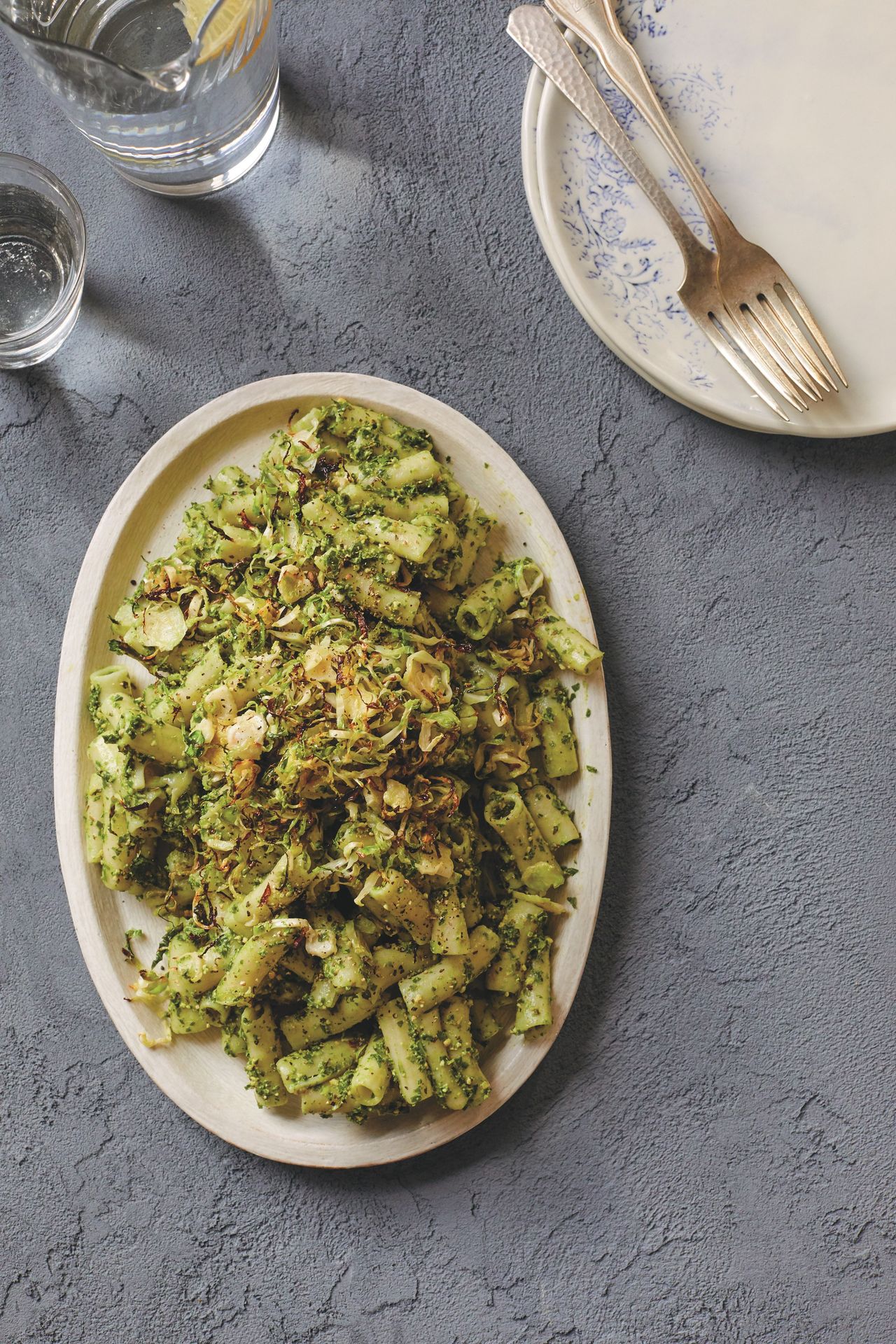 Makaron z pesto ze szpinaku i jarmużu oraz chrupką brukselką