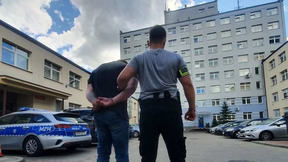 44-latek ma zarzuty aż czterech takich oszustw, podczas których pokrzywdzeni stracili ponad ćwierć miliona złotych. 
