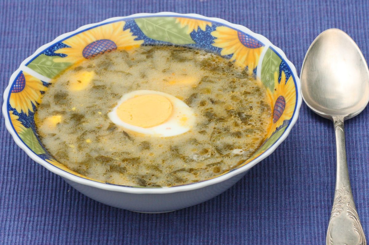 Zupa szczawiowa na serwatce to idealne danie na wiosenny obiad