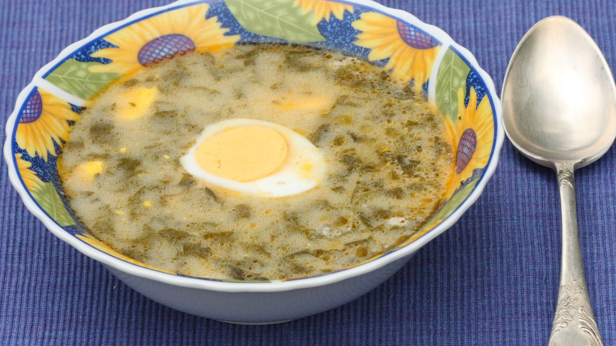 Zupa szczawiowa na serwatce to idealne danie na wiosenny obiad