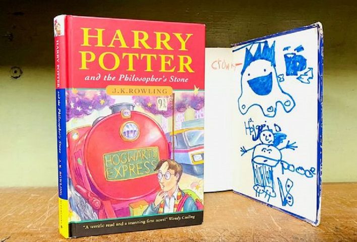 Sprzedano pierwsze wydanie Harry'ego Pottera. "Pierwsi właściciele kupili tę książkę, by dziecko mogło się nią cieszyć"