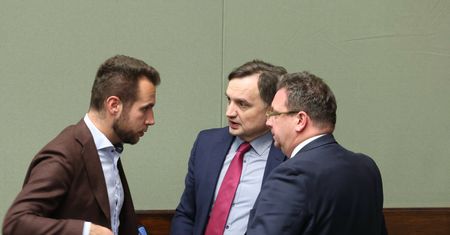 "Bądźmy poważni". Kpiny z nowej nazwy ziobrystów