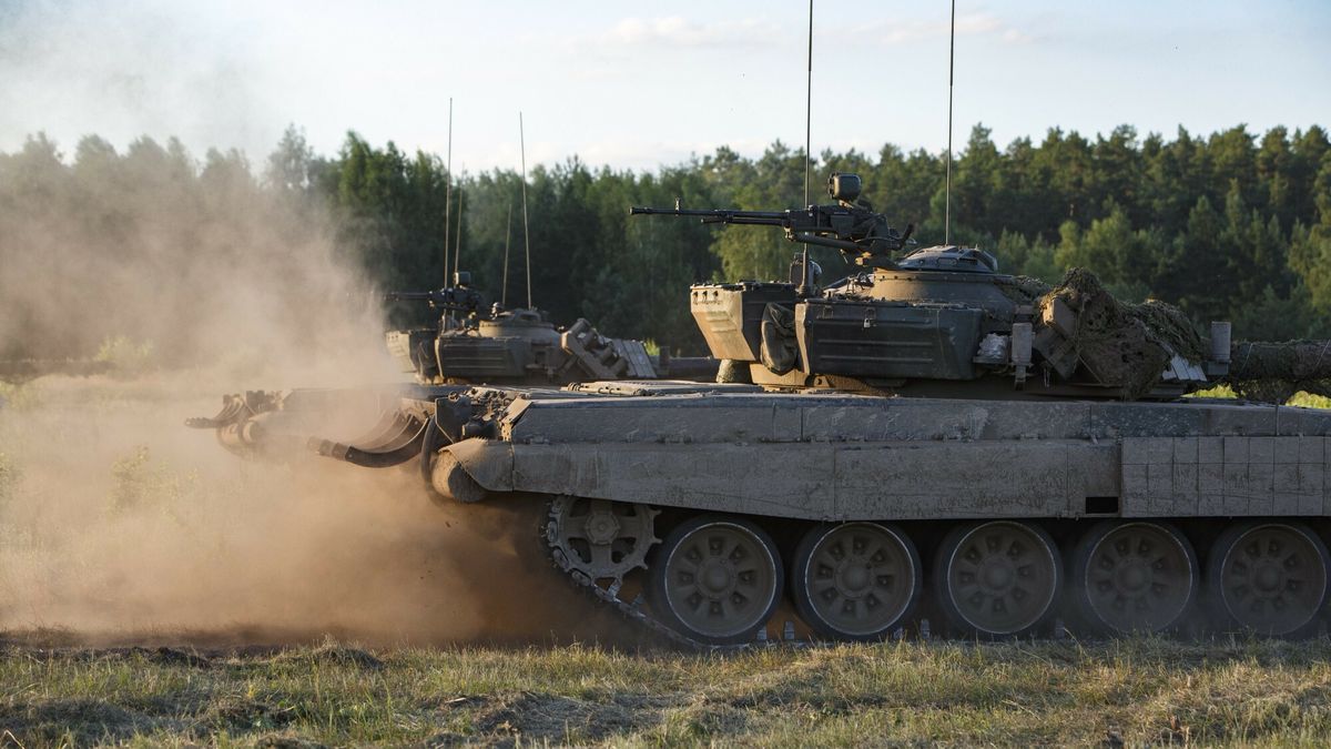 Premier Morawiecki i wicepremier B?aszczak na poligonie grupy bojowej NATO
3.07.2022 Orzysz /Bemowo Piskie spotkanie  premiera Mateusza Morawieckiego i wicepremiera ministra obrony narodowej  z zolnierzami wielonarodowej grupy bojowej eFP NATO N/z czolg PT-91 Twardy    fot Marek Maliszewski/REPORTER
Marek Maliszewski/REPORTER