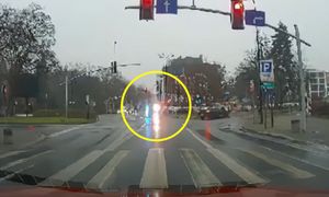 BMW huknęło w karetkę. Aż się przewróciła. Nagranie obiega sieć