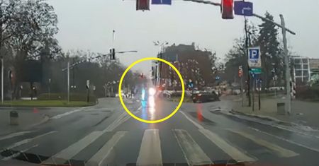 BMW huknęło w karetkę. Aż się przewróciła. Nagranie obiega sieć