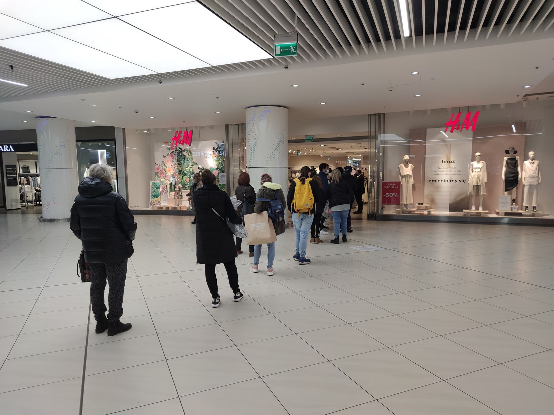 Tłumy w centrum handlowo-rozrywkowym Galaxy w Szczecinie