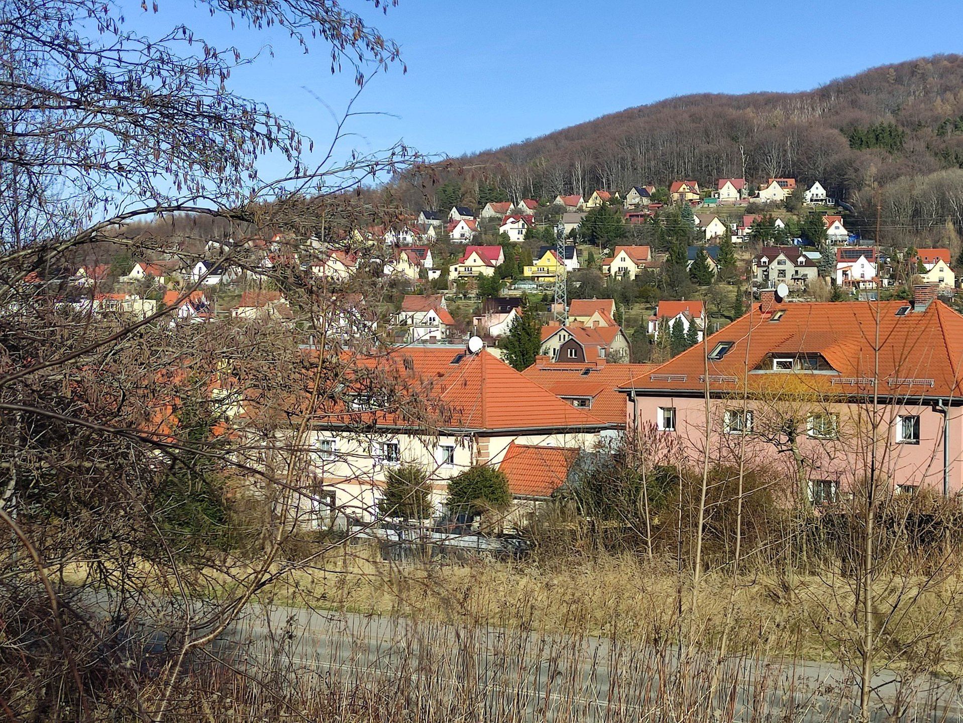 Osiedle Szczęść Boże na stoku Niedźwiadków.