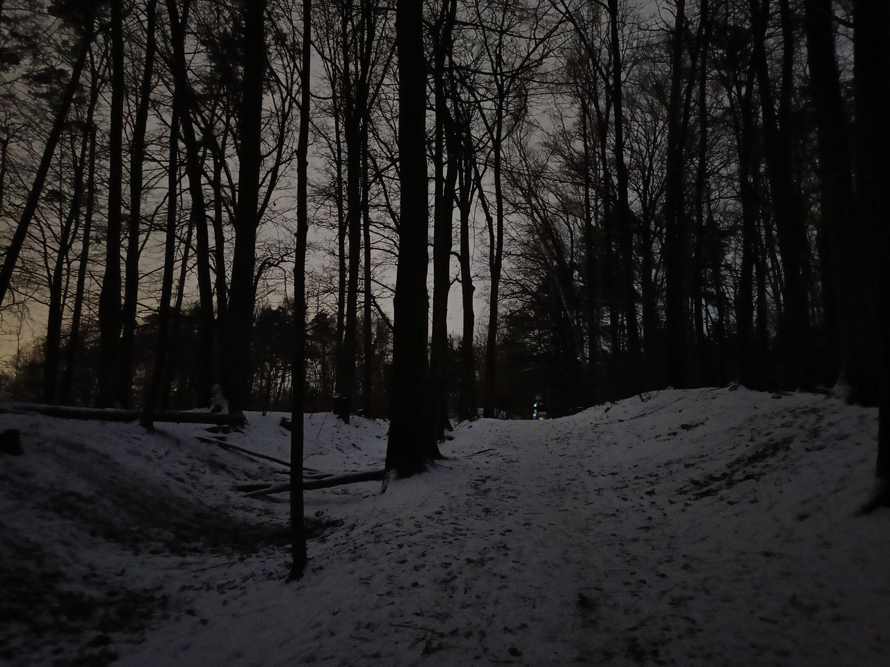 Zdjęcia w słabym oświetleniu i nocne, wykonane w trybie Zdjęcie (po lewej) oraz Nocne (po prawej).