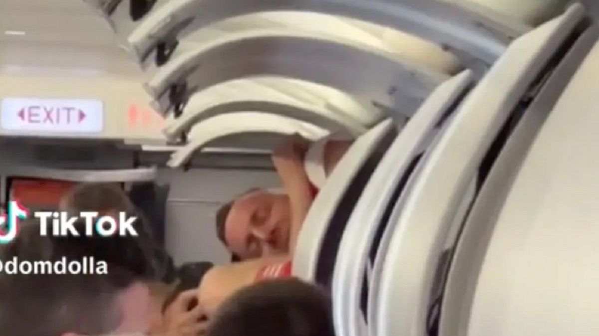 Szok. W tym miejscu się obudził. 