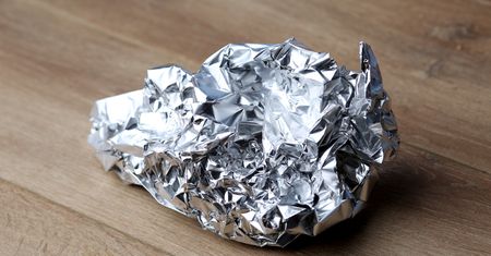Genialny trik kuchenny z folią aluminiową. Zrób z niej kulki i połóż na patelni