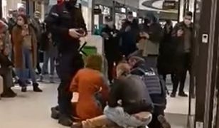 Nie miał maseczki w centrum handlowym. Zaatakował policjantów