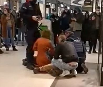 Nie miał maseczki w centrum handlowym. Zaatakował policjantów