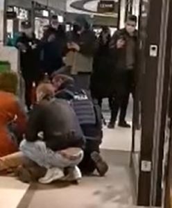 Nie miał maseczki w centrum handlowym. Zaatakował policjantów