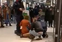 Nie miał maseczki w centrum handlowym. Zaatakował policjantów