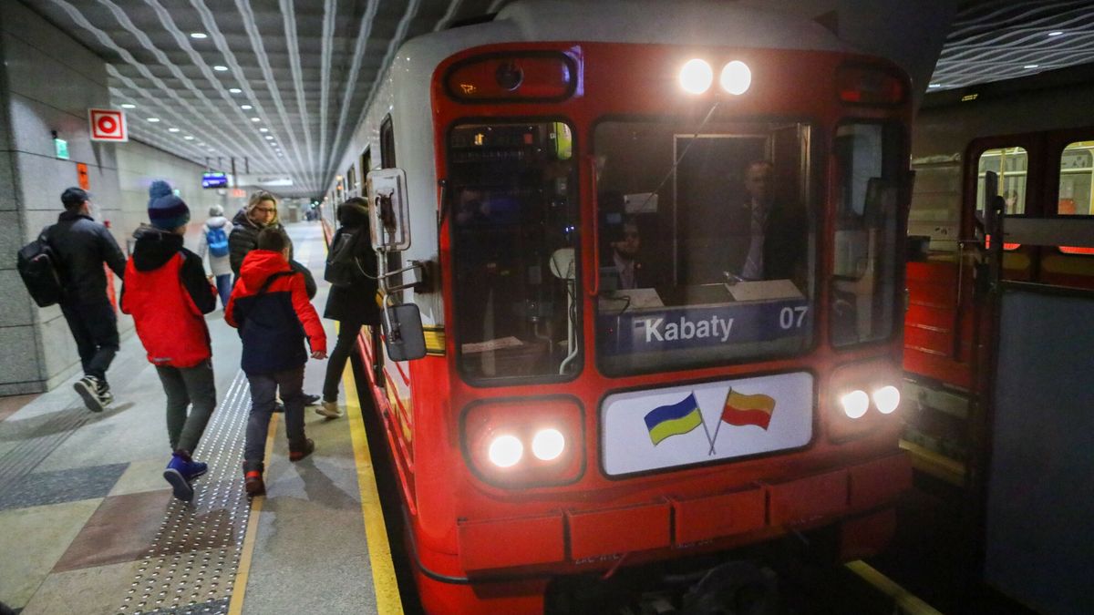 Po?egnalny kurs poci?giem metra serii 81
29.03.2023 Warszawa Ostatni kurs skladu 07 metra ktorego wagony zostana przekazane do Kijowa
fot. Adam Burakowski/REPORTER
Adam Burakowski/REPORTER