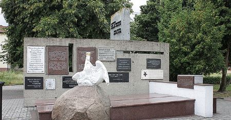 Kobieta sikała na pomnik Bohaterów Bitwy. Stanowczy ruch prokuratury