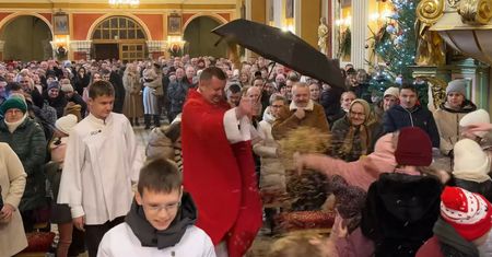 Ksiądz na mszy z parasolem. Zaskakujące sceny w kościele w Goraju