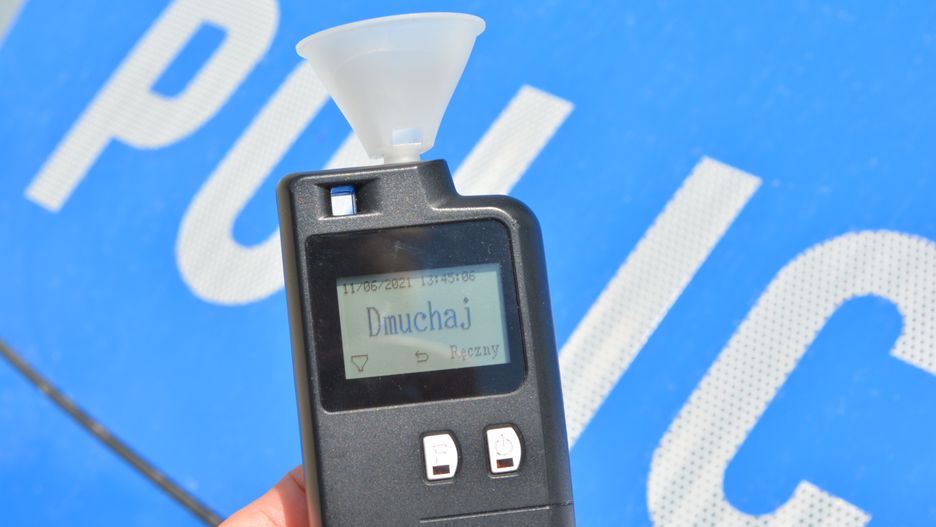 pijany, kierowca, samochodu, zatrzymany, policja, polska, alkomat, alkohol, nietrzeźwy, promil, alkotest, tester, alkoholowa, policyjna, policjant, ruch drogowy, zagrożenie, trzeźwy, niebezpieczny, akcja, wypadek, sprawca, wypadku, droga, miasto, weekend, alkosensor, wypity, wino, beer, likier, piwo, warszawa, europa, stop, na gazie, drogówka, gliny, radar, radiowóz, poranek, na kacu, dmuchaj, telefon, mobilny