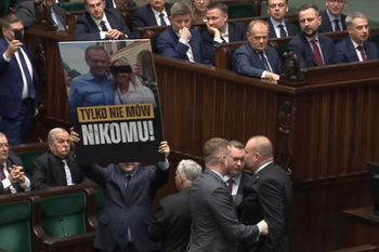 Sceny w Sejmie. Posłowie PiS wnieśli transparenty