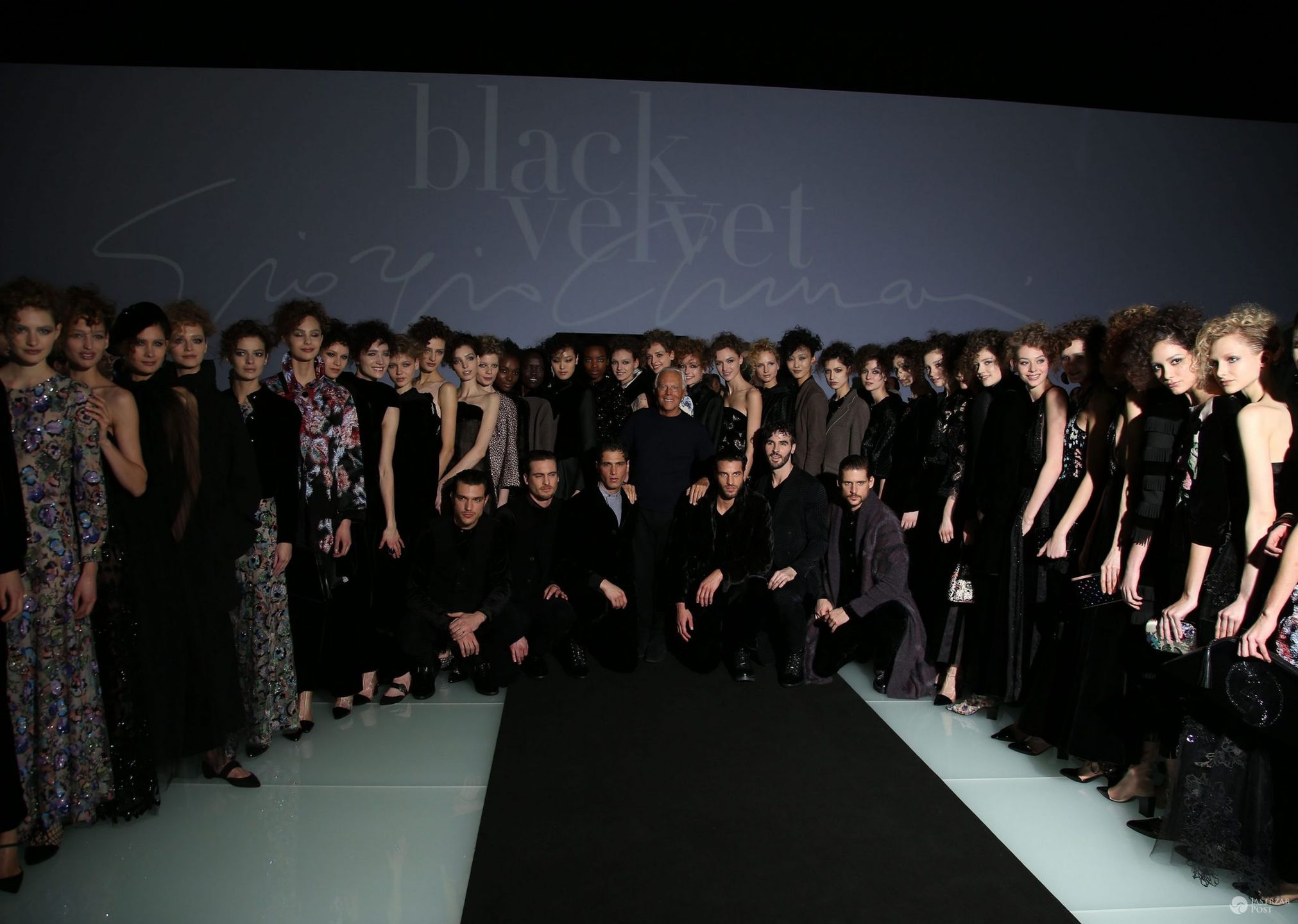 Giorgio Armani i modele po pokazie kolekcji jesień-zima 2016 w Mediolanie (fot. ONS)