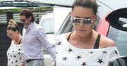 Małgorzata Rozenek w obcisłym dresie spaceruje za rękę z Radkiem. Macierzyństwo dodaje jej skrzydeł